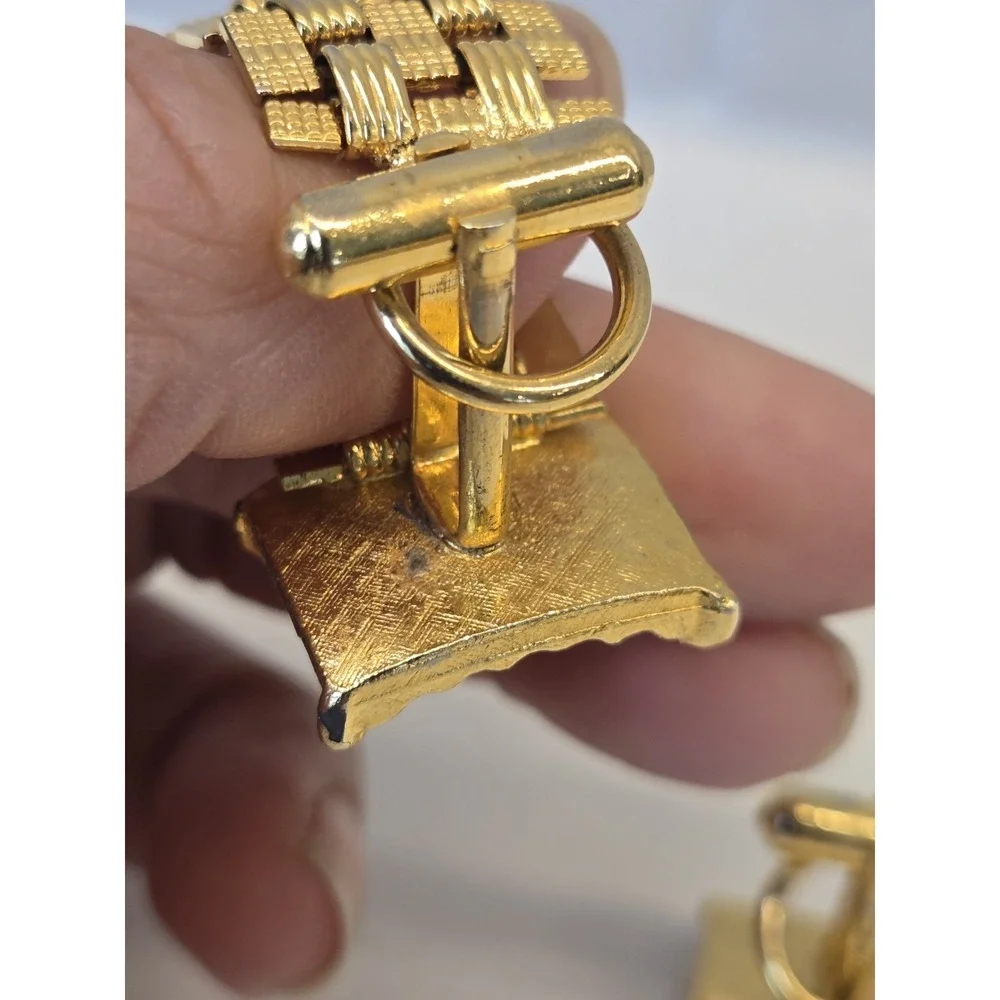 Vintage Gold Tone Cufflinks With Red‎ Stone